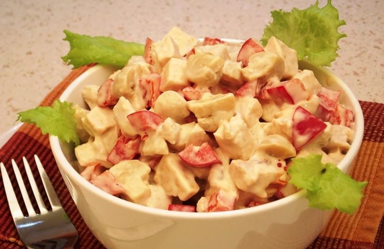 Салат с копченой курицей и сыром – приготовьте быстро – простой праздничный рецепт - Новости Вкусно