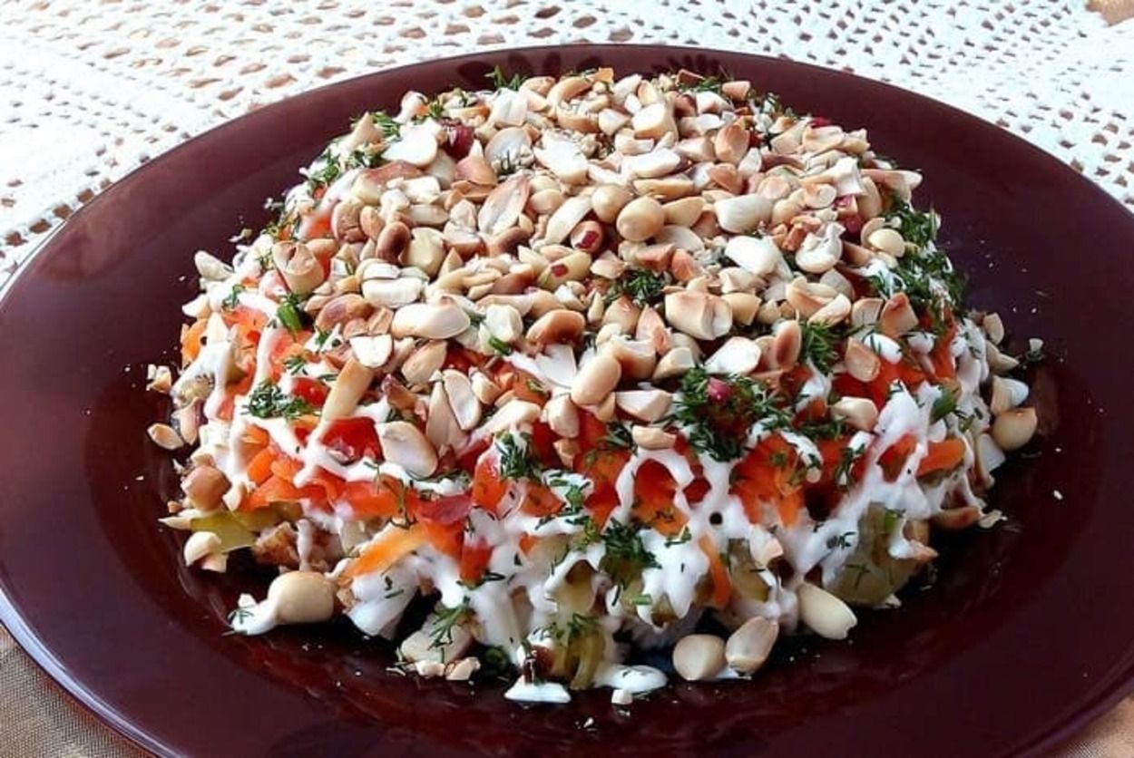 Салат с курицей, грибами и арахисом - приготовьте по простому рецепту - Новости Вкусно
