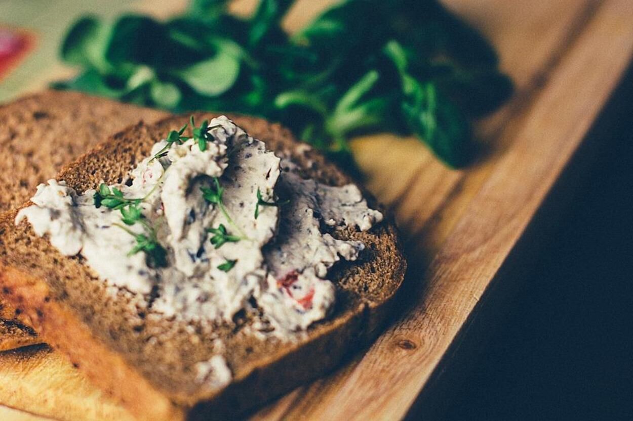Простая намазка на хлеб – приготовьте из 3 ингредиентов – быстрый рецепт - Новости Вкусно