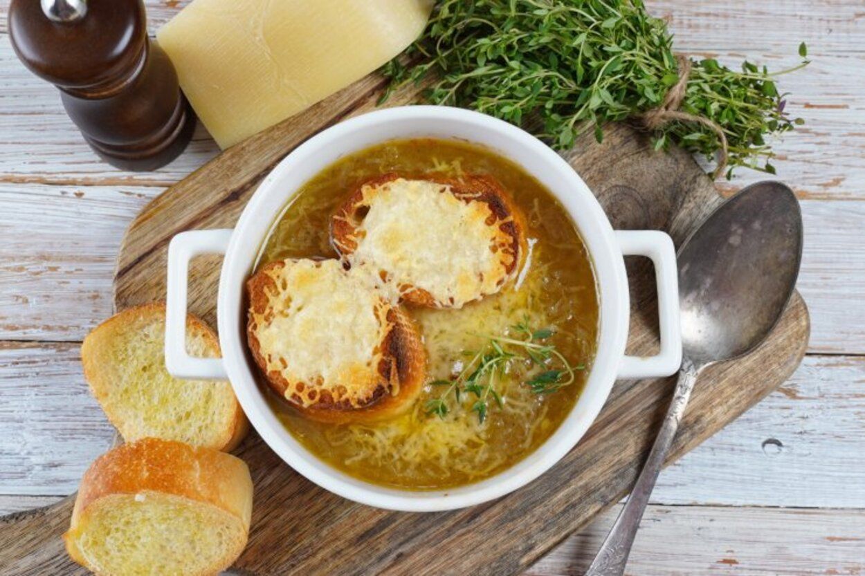 Как готовить луковый суп – приготовьте простой обед – бюджетный рецепт - Новости Вкусно
