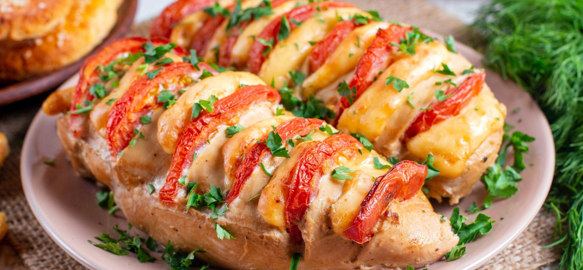 Куряче філе з моцарелою і помідорами - приготуйте м'ясну гармошку - простий рецепт - Новини Смачно