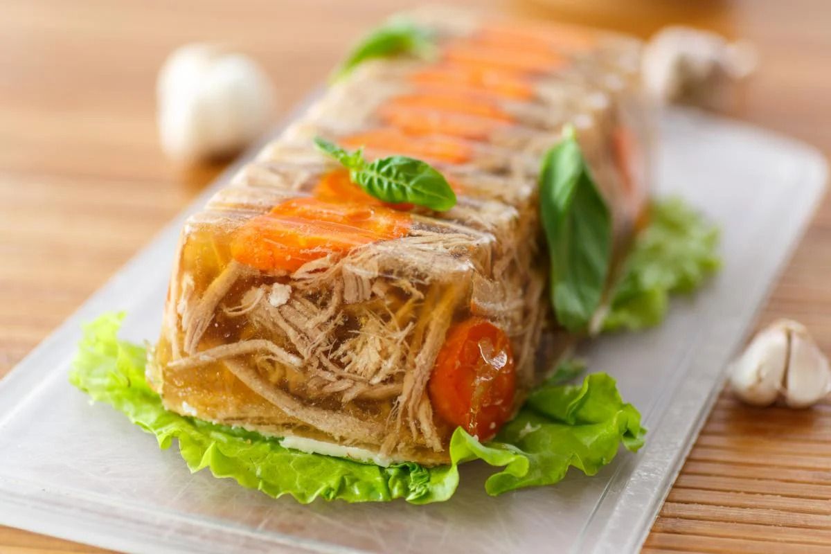 Нужно ли накрывать холодец крышкой - рецепт студня из рульки и курицы - Новости Вкусно Нужно ли накрывать холодец крышкой - рецепт студня из рульки и курицы - Новости Вкусно