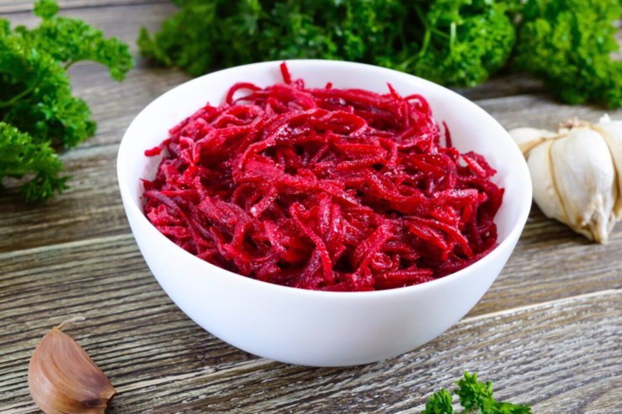 Салат из свеклы вкуснее винегрета - приготовьте на ужин - простой рецепт - Новости Вкусно