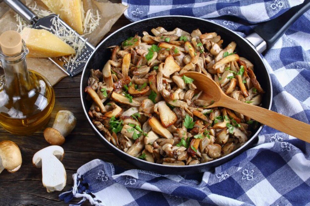 Как жарить белые грибы - приготовьте с луком - пошаговый рецепт - Новости Вкусно