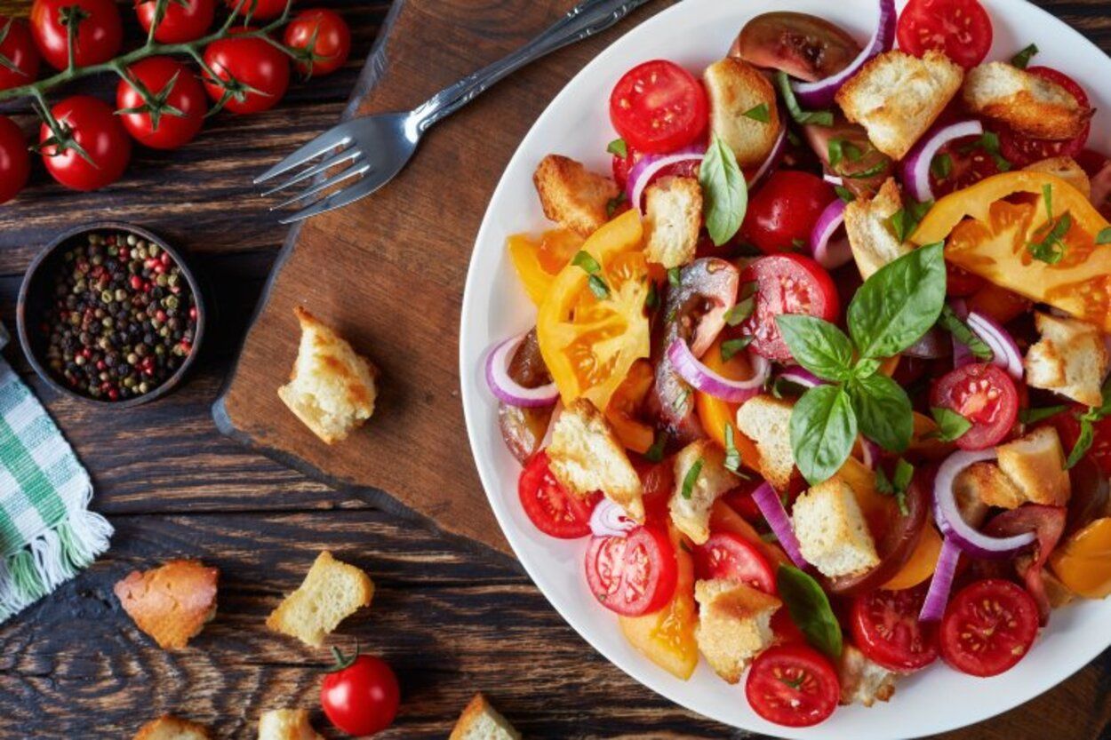 Теплий салат із сухариками - приготуйте просто і дешево - покроковий рецепт - Новини Смачно