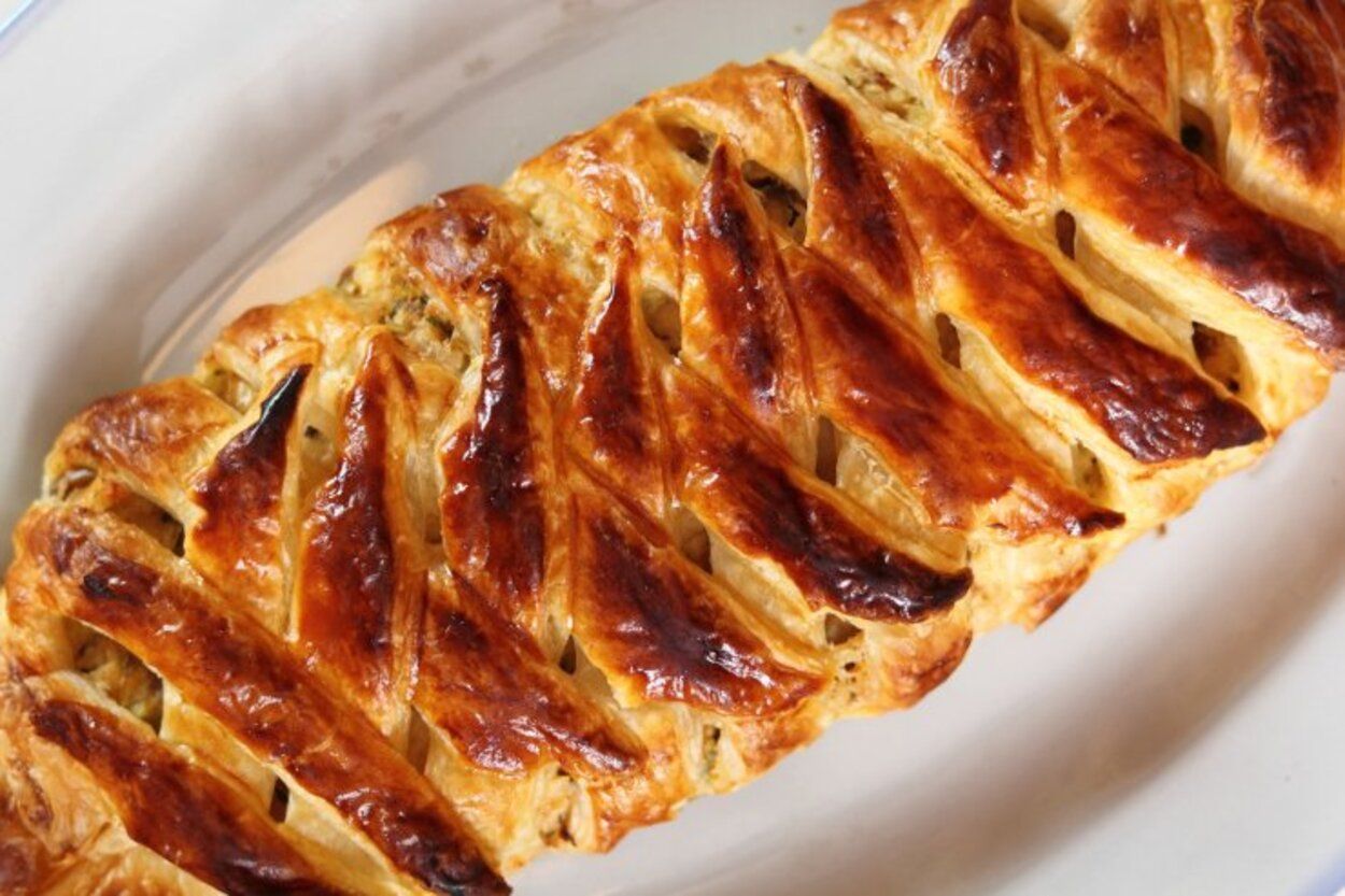 Пирог с курицей и сыром - приготовьте из готового теста - быстрый рецепт - Новости Вкусно