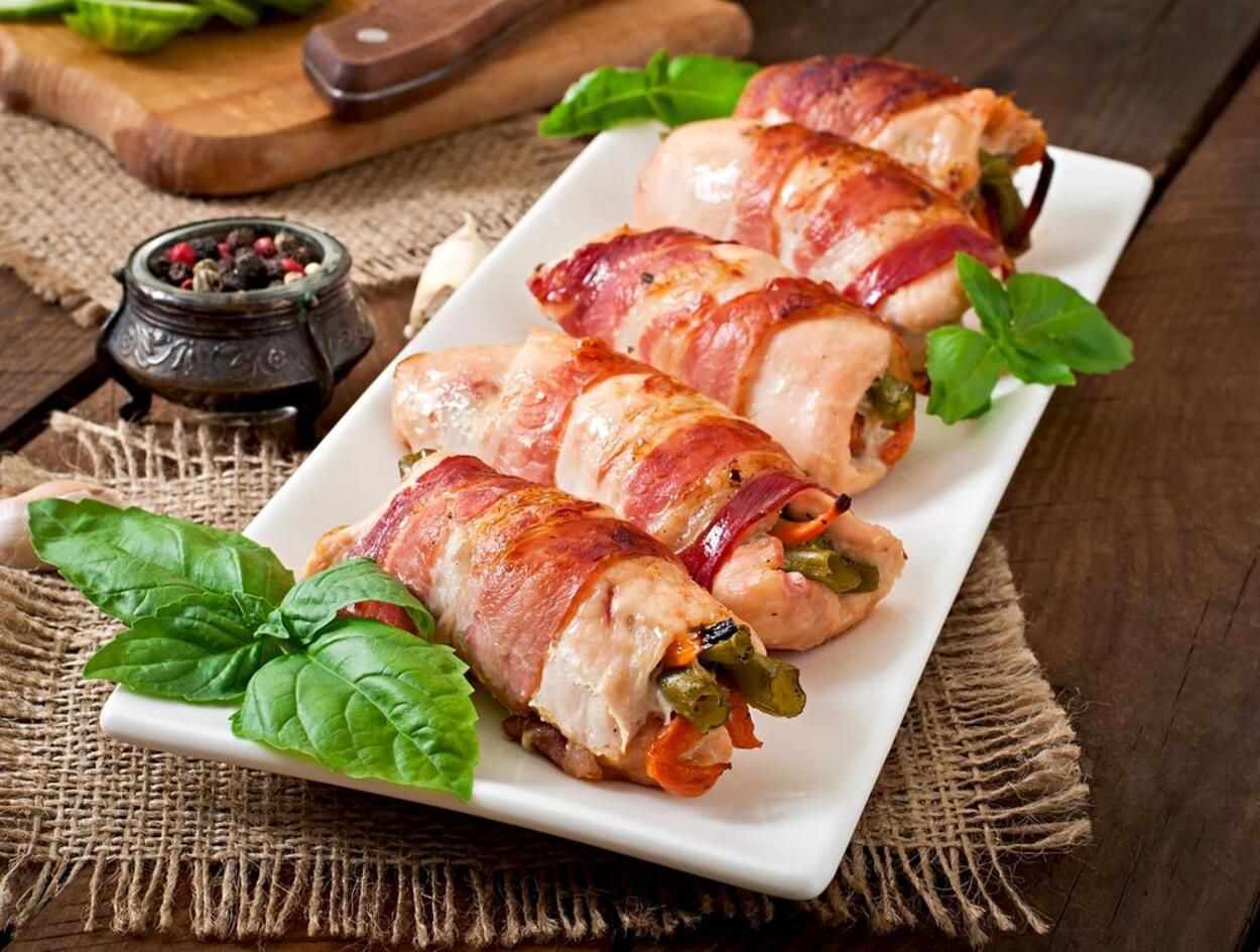Куриные рулетики с начинкой - готовим в беконе - простой рецепт - Новости Вкусно Куриные рулетики с начинкой - готовим в беконе - простой рецепт - Новости Вкусно