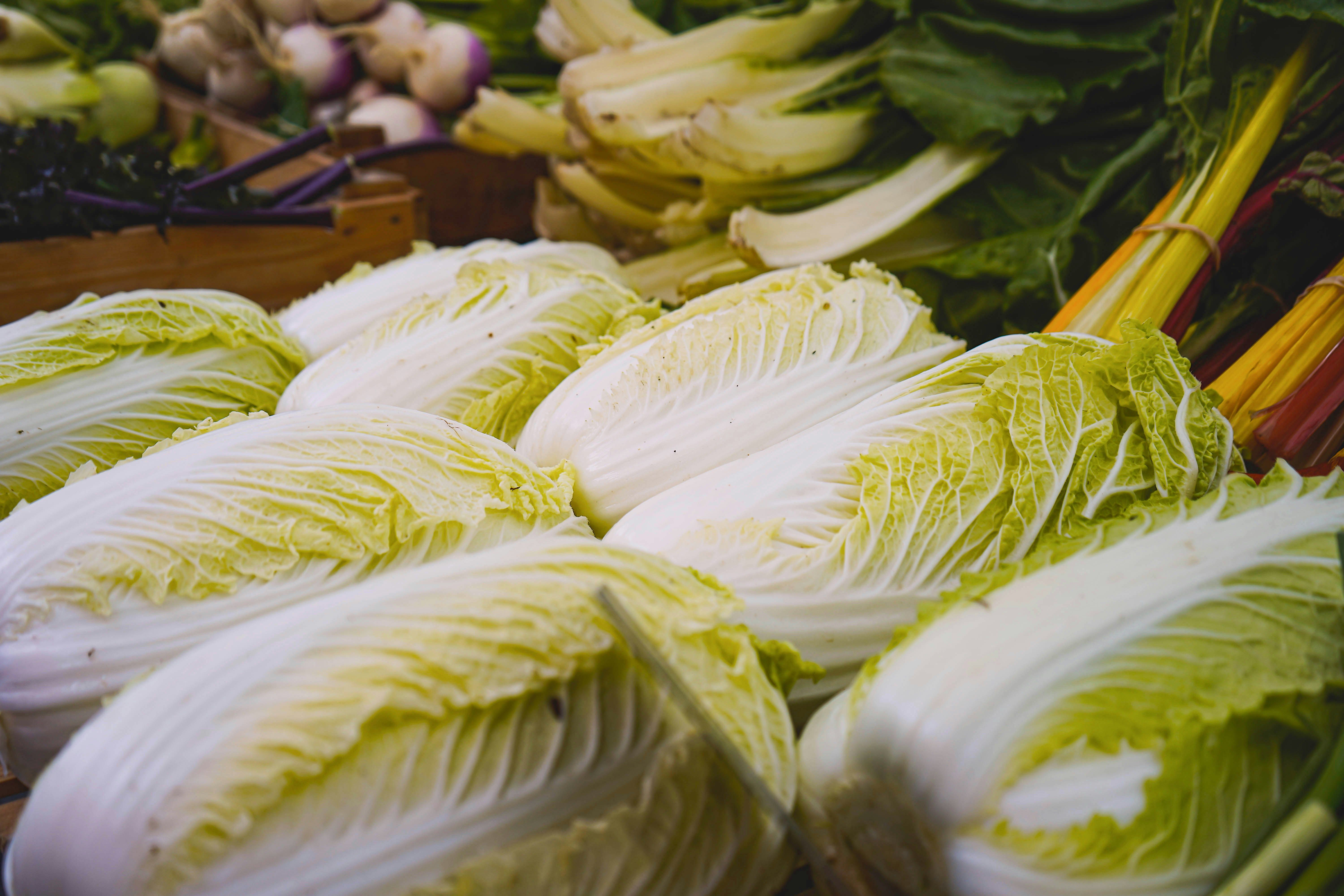 Салат из пекинской капусты - приготовьте с колбасой - простой рецепт - Новини Смачно