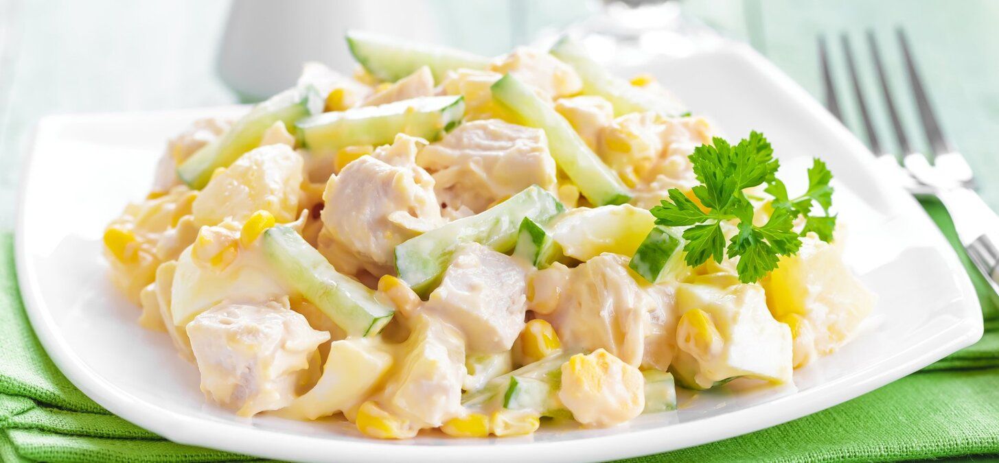 Салат Вечерний - готовим с курицей, огурцами и кукурузой - простой рецепт - Новости Вкусно