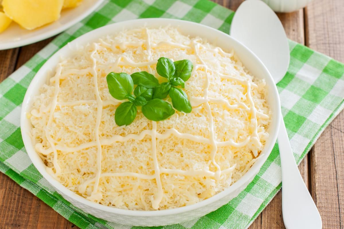 Салат с куриным филе - приготовьте с маринованным луком, кукурузой - быстрый рецепт - Новости Вкусно