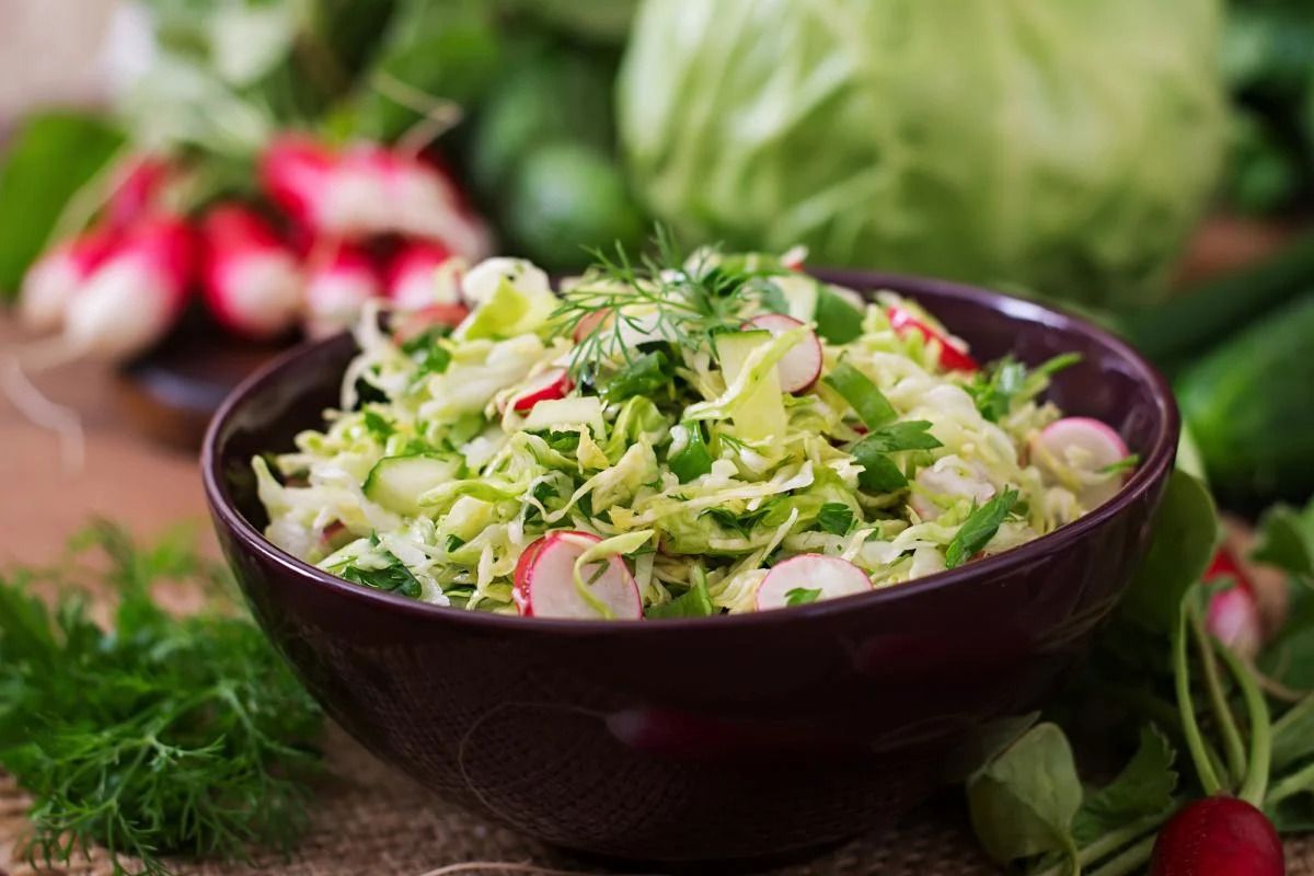 Салат из молодой капусты - приготовьте с редисом - быстрый рецепт - Новости Вкусно