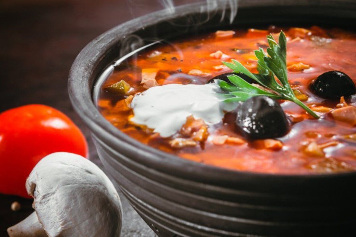 Солянка - рецепт супа с колбасой - приготовьте быстро и просто - Новости Вкусно