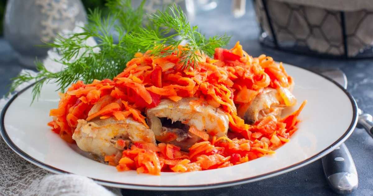 Рецепт рыбы с овощами - как приготовить хек с морковью вкусно - Новости  Вкусно