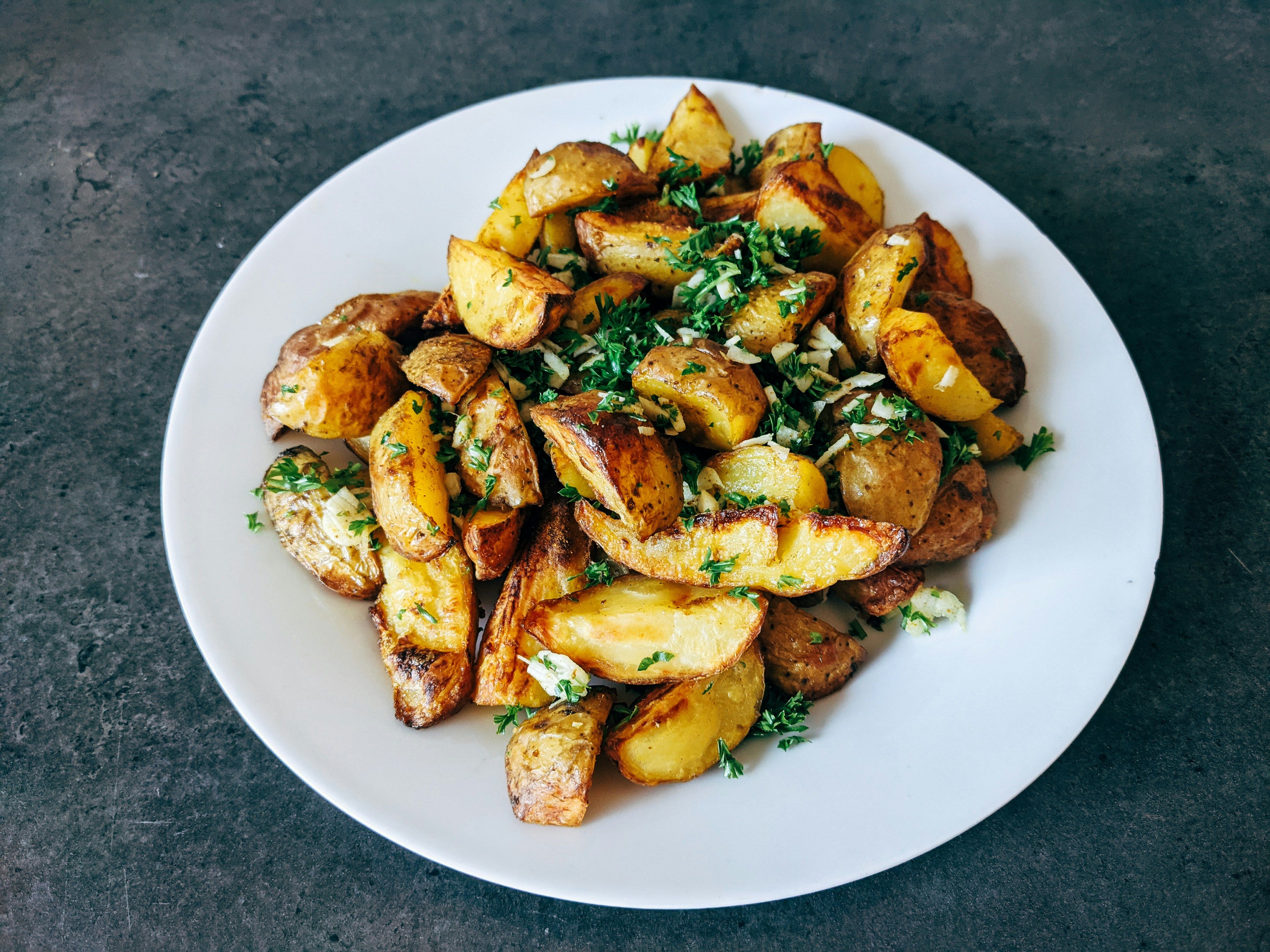 Молодая картошка по-деревенски - приготовьте на сковороде - простой рецепт - Новости Вкусно