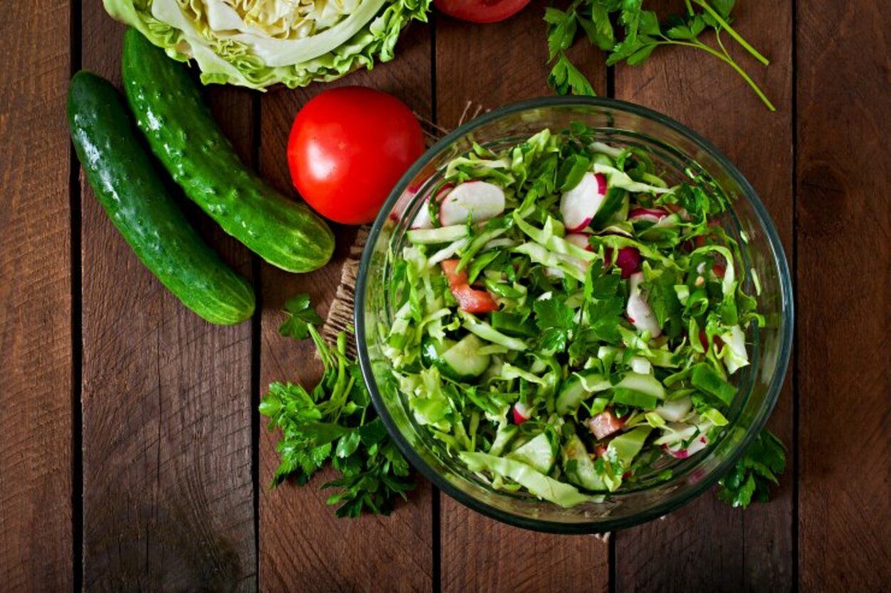 Весенний салат из молодой капусты - готовим с редисом и огурцами - быстрый рецепт - Новости Вкусно