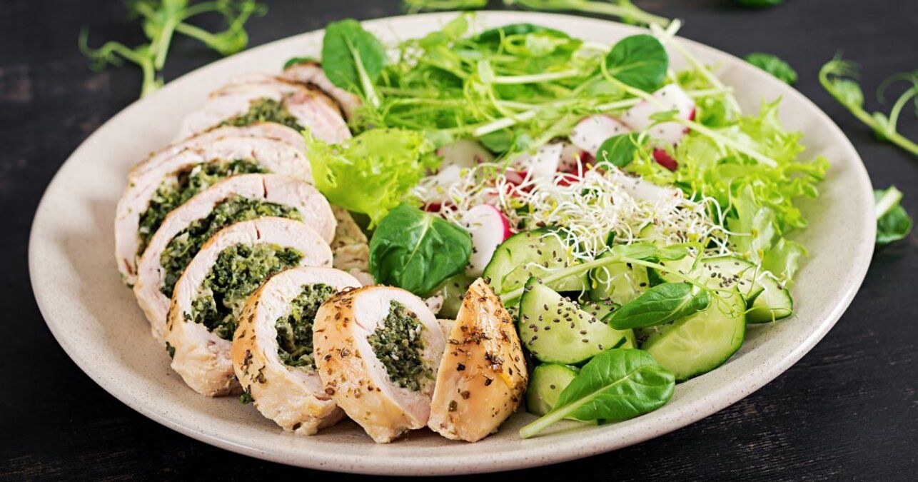 Рулетики из куриного филе - приготовьте со шпинатом - простой рецепт - Новости Вкусно Рулетики из куриного филе - приготовьте со шпинатом - простой рецепт - Новости Вкусно