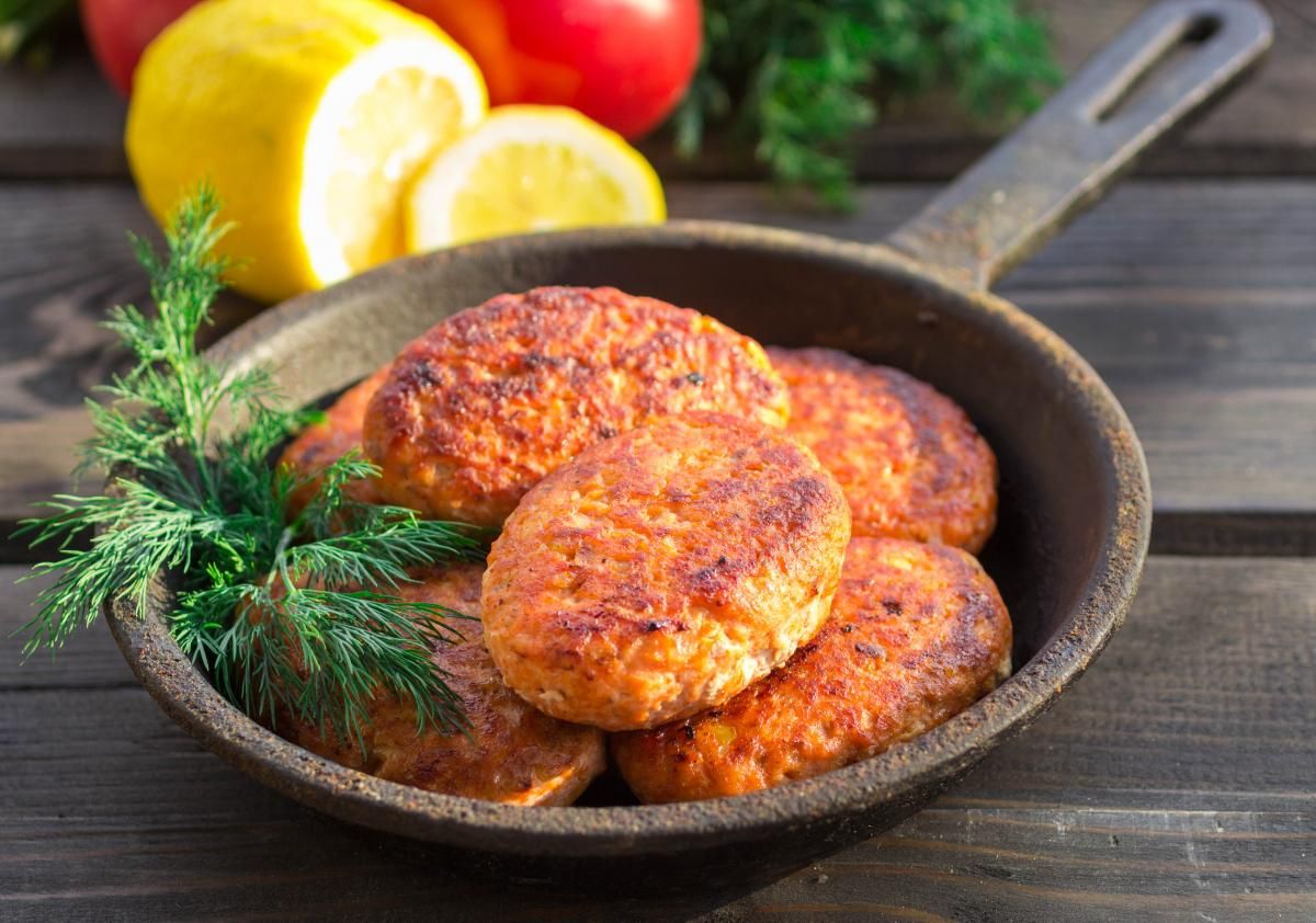Рецепт рыбных котлет - приготовьте просто и быстро из хека и картофеля - Новости Вкусно