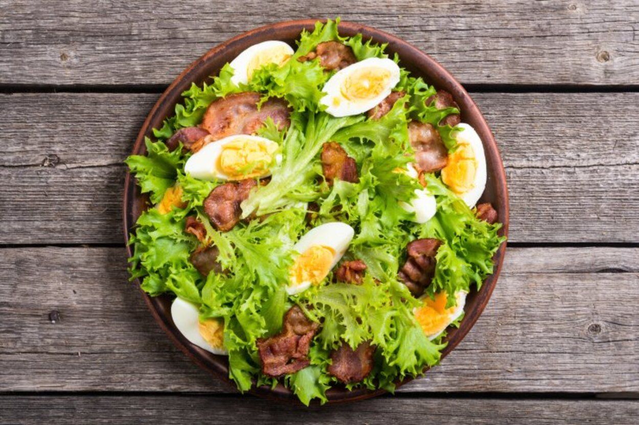 Весенний салат с беконом и горошком - приготовьте просто - пошаговый рецепт - Новости Вкусно