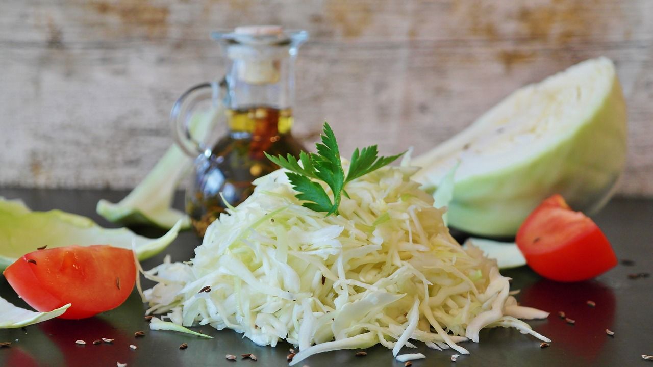 Рецепт салата из капусты и картофеля (иллюстративное фото)