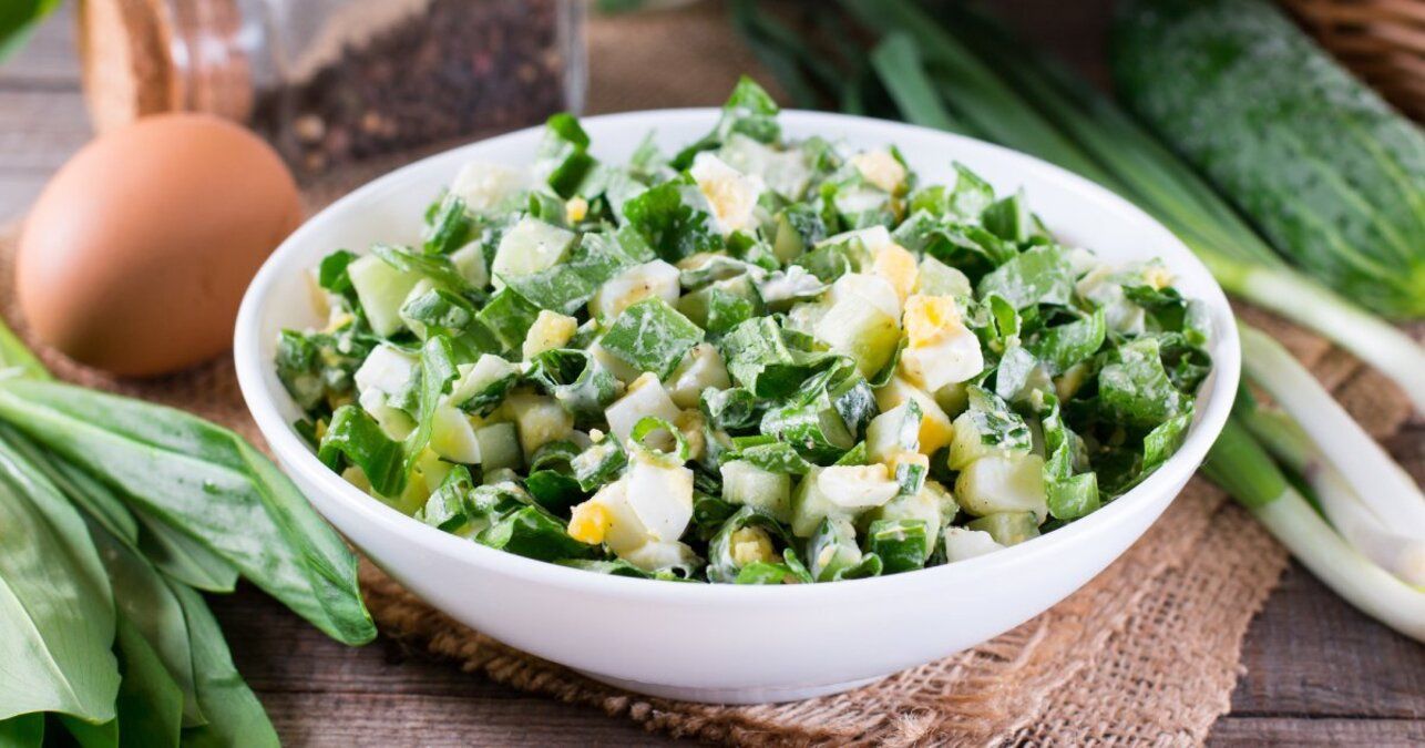 Салат с черемшой и яйцом - приготовьте просто - пошаговый рецепт - Новости Вкусно Салат с черемшой и яйцом - приготовьте просто - пошаговый рецепт - Новости Вкусно