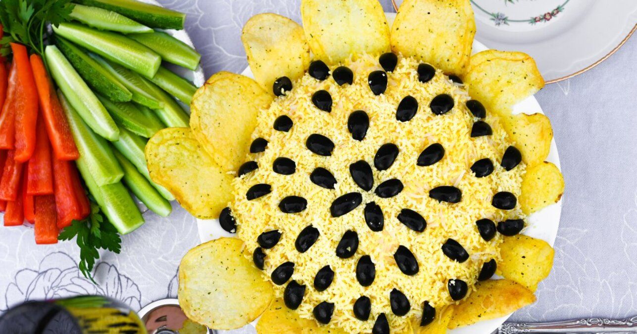 Салат Подсолнух - приготовьте с курицей и чипсами - простой рецепт - Новости Вкусно Салат Подсолнух - приготовьте с курицей и чипсами - простой рецепт - Новости Вкусно