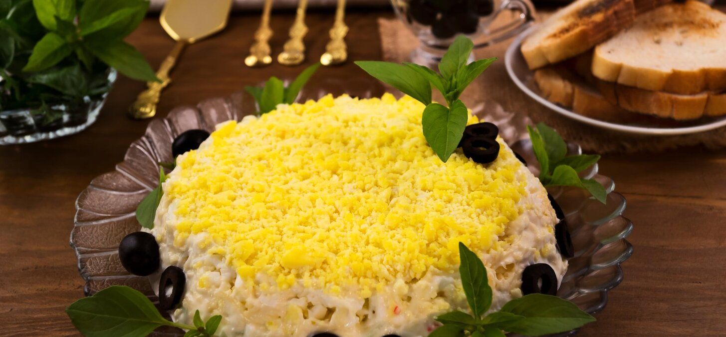 Салат Мулен Руж - приготуйте з копченою куркою - простий рецепт - Новини Смачно Салат Мулен Руж - приготуйте з копченою куркою - простий рецепт - Новини Смачно