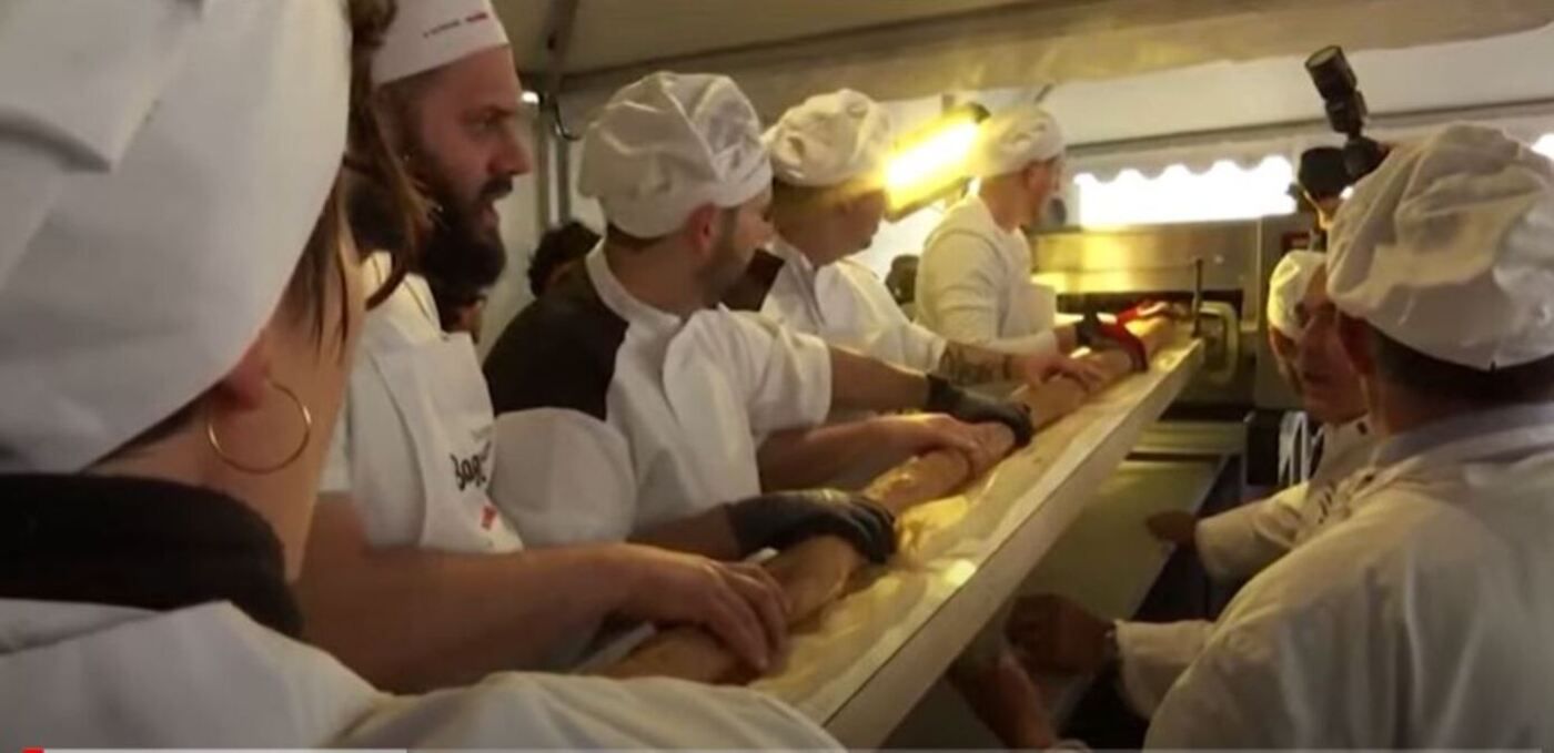 Французы испекли самый длинный в мире багет