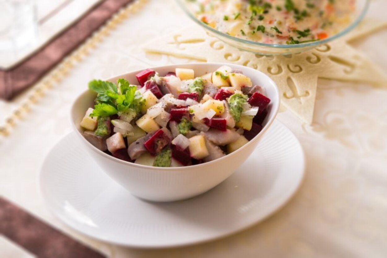Салат с селедкой - приготовьте быстро и просто - проверенный рецепт - Новости Вкусно