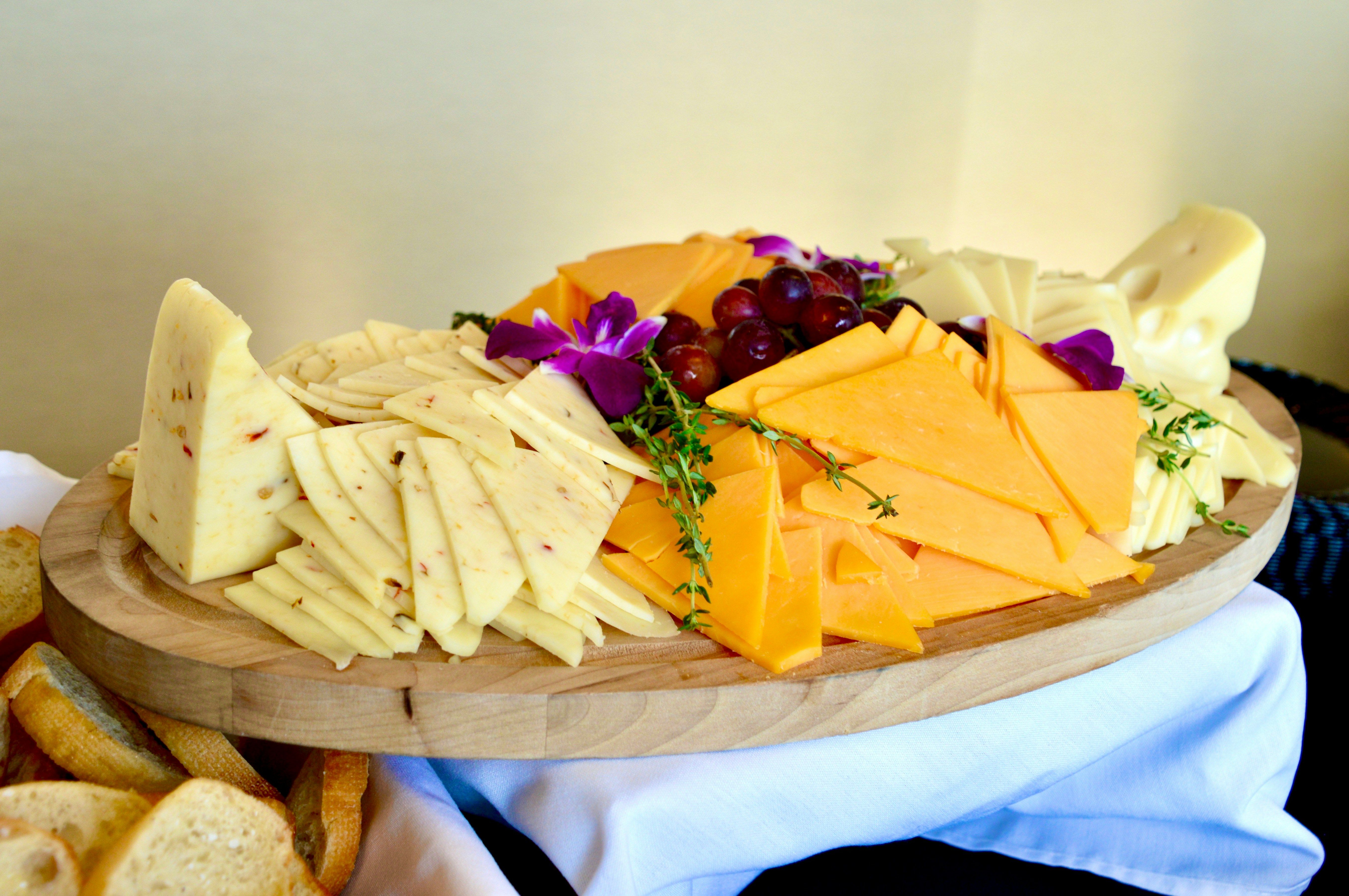 Как быстро и ровно порезать сыр - австралийка придумала гениальный способ - Новости Вкусно