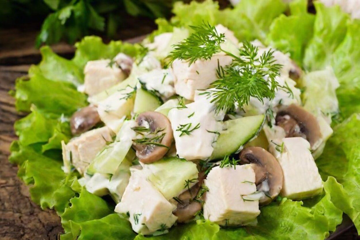 Салат на День матері - рецепт до святкового столу - приготуйте з курячим філе - Новини Смачно Салат на День матері - рецепт до святкового столу - приготуйте з курячим філе - Новини Смачно