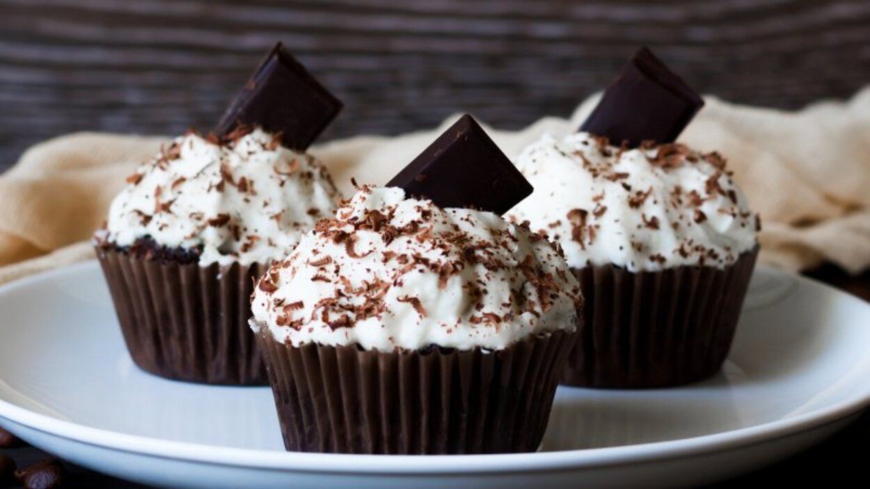 Шоколадні кекси - приготуйте з вершковим кремом і вишнями - простий рецепт - Новини Смачно Шоколадні кекси - приготуйте з вершковим кремом і вишнями - простий рецепт - Новини Смачно