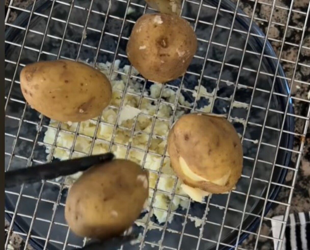 Картофель можно почистить и помять одним движением Картофель можно почистить и помять одним движением