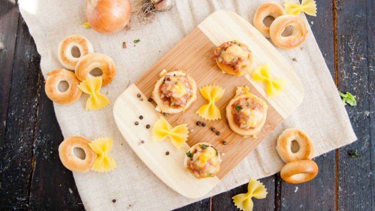 Фаршировані бублики - приготуйте з фаршем і сиром - покроковий рецепт - Новини Смачно Фаршировані бублики - приготуйте з фаршем і сиром - покроковий рецепт - Новини Смачно