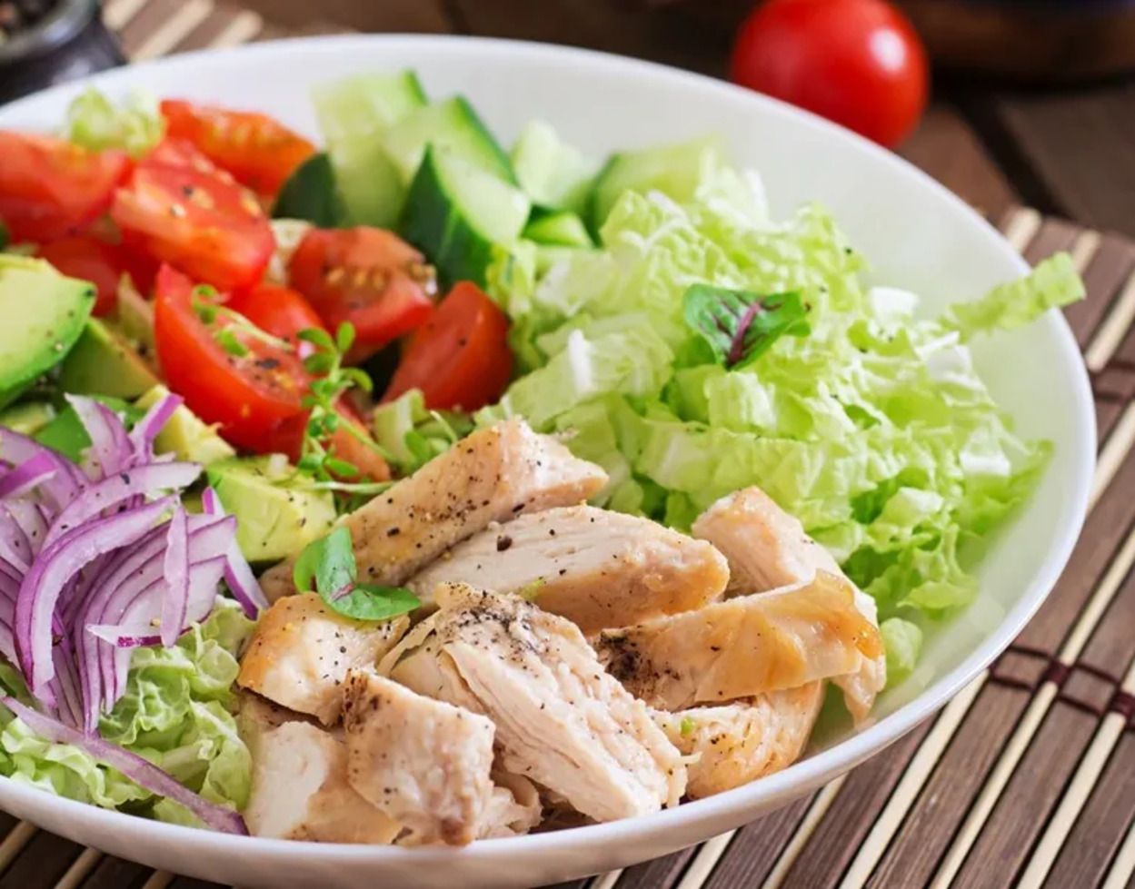 Салат с курицей - приготовьте в стиле Капрезе и Цезаря - простой рецепт - Новости Вкусно Салат с курицей - приготовьте в стиле Капрезе и Цезаря - простой рецепт - Новости Вкусно