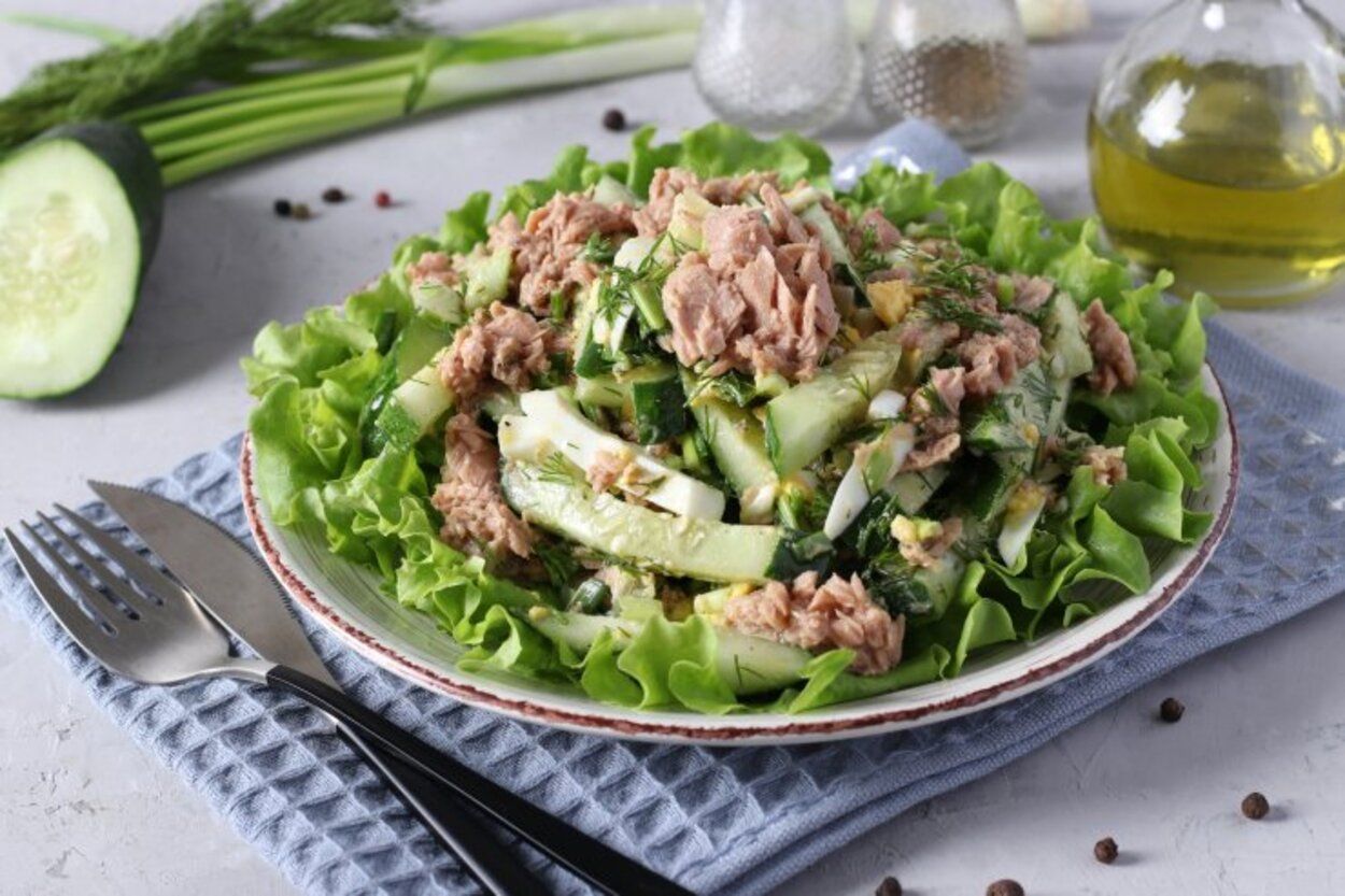 Салат з молодої капусти - приготуйте з тунцем - покроковий рецепт - Новини Смачно