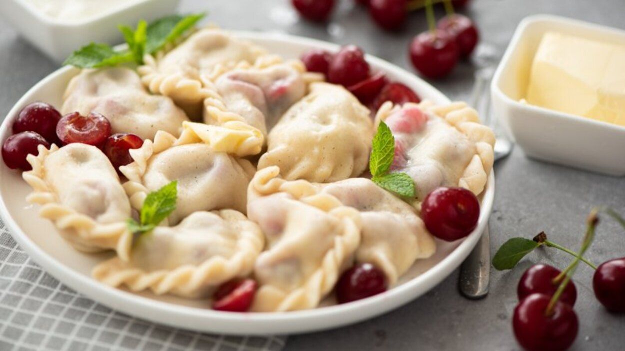 Сладкие вареники - приготовьте с вишнями и клубникой - пошаговый рецепт - Новости Вкусно Сладкие вареники - приготовьте с вишнями и клубникой - пошаговый рецепт - Новости Вкусно