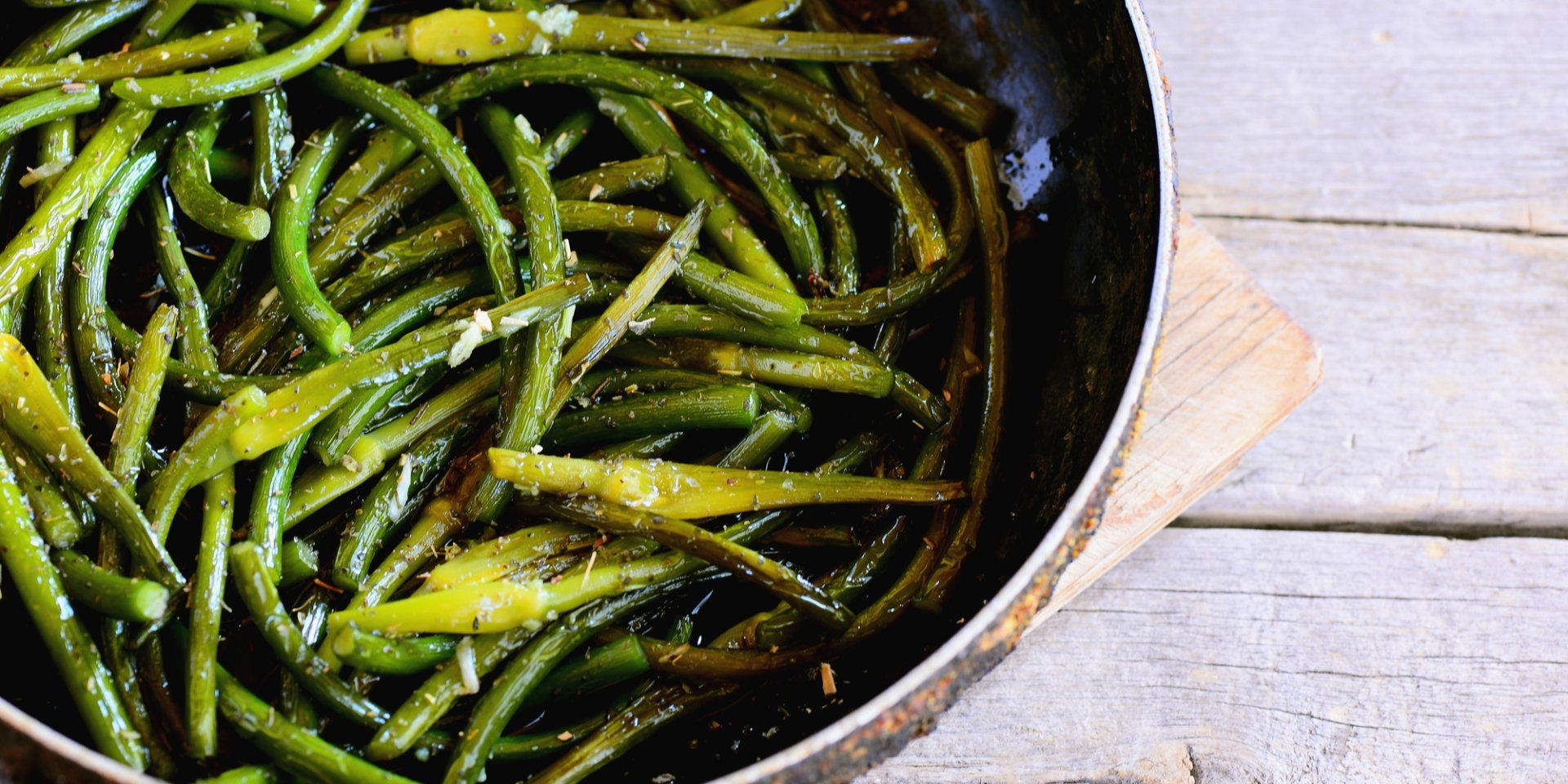 Как готовить чесночные стрелки - простой рецепт со сметаной на сковороде - Новости Вкусно Как готовить чесночные стрелки - простой рецепт со сметаной на сковороде - Новости Вкусно