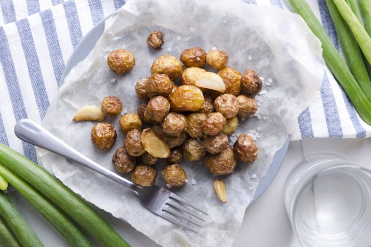 Молода картопля в духовці зі скоринкою - приготуйте просто - покроковий рецепт - Новини Смачно Молода картопля в духовці зі скоринкою - приготуйте просто - покроковий рецепт - Новини Смачно