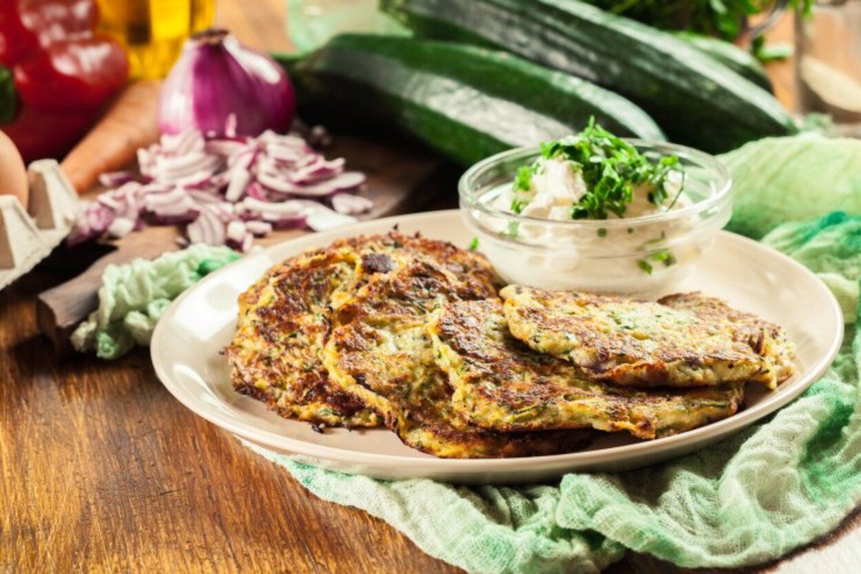 Кабачковые драники - приготовьте просто и быстро - пошаговый рецепт - Новости Вкусно Кабачковые драники - приготовьте просто и быстро - пошаговый рецепт - Новости Вкусно