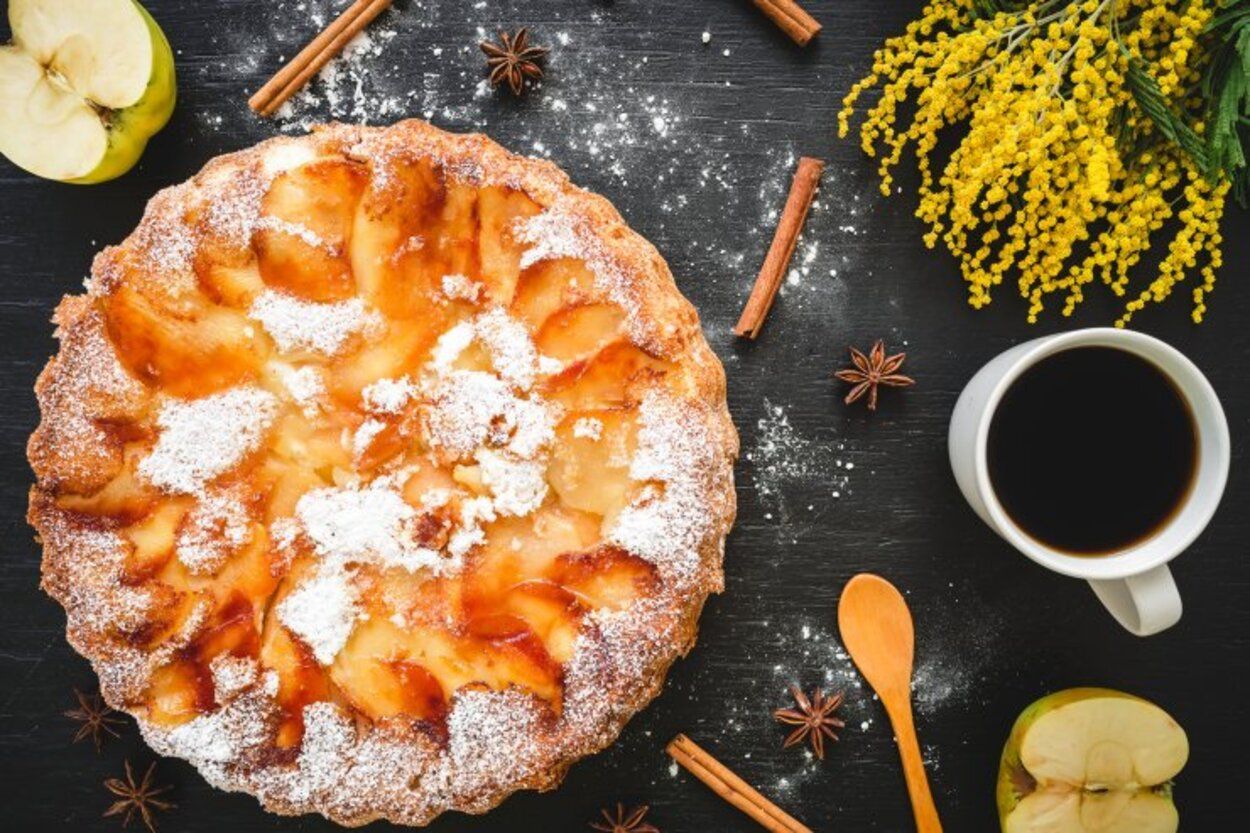 Яблучна шарлотка - приготуйте без яєць та молока - простий рецепт - Новини Смачно Яблучна шарлотка - приготуйте без яєць та молока - простий рецепт - Новини Смачно