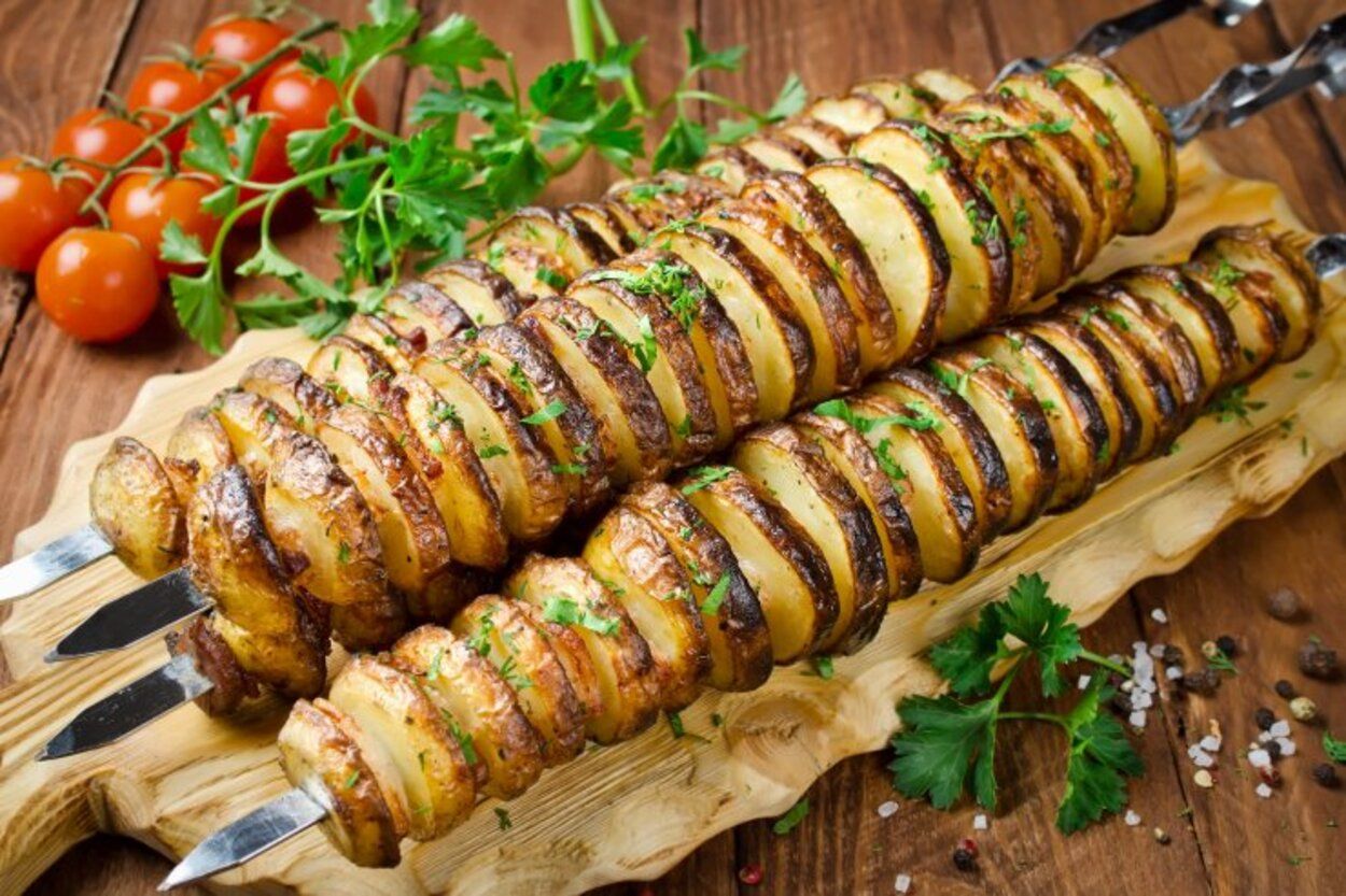Картофель на мангале - приготовьте с салом и луком - пошаговый рецепт - Новости Вкусно