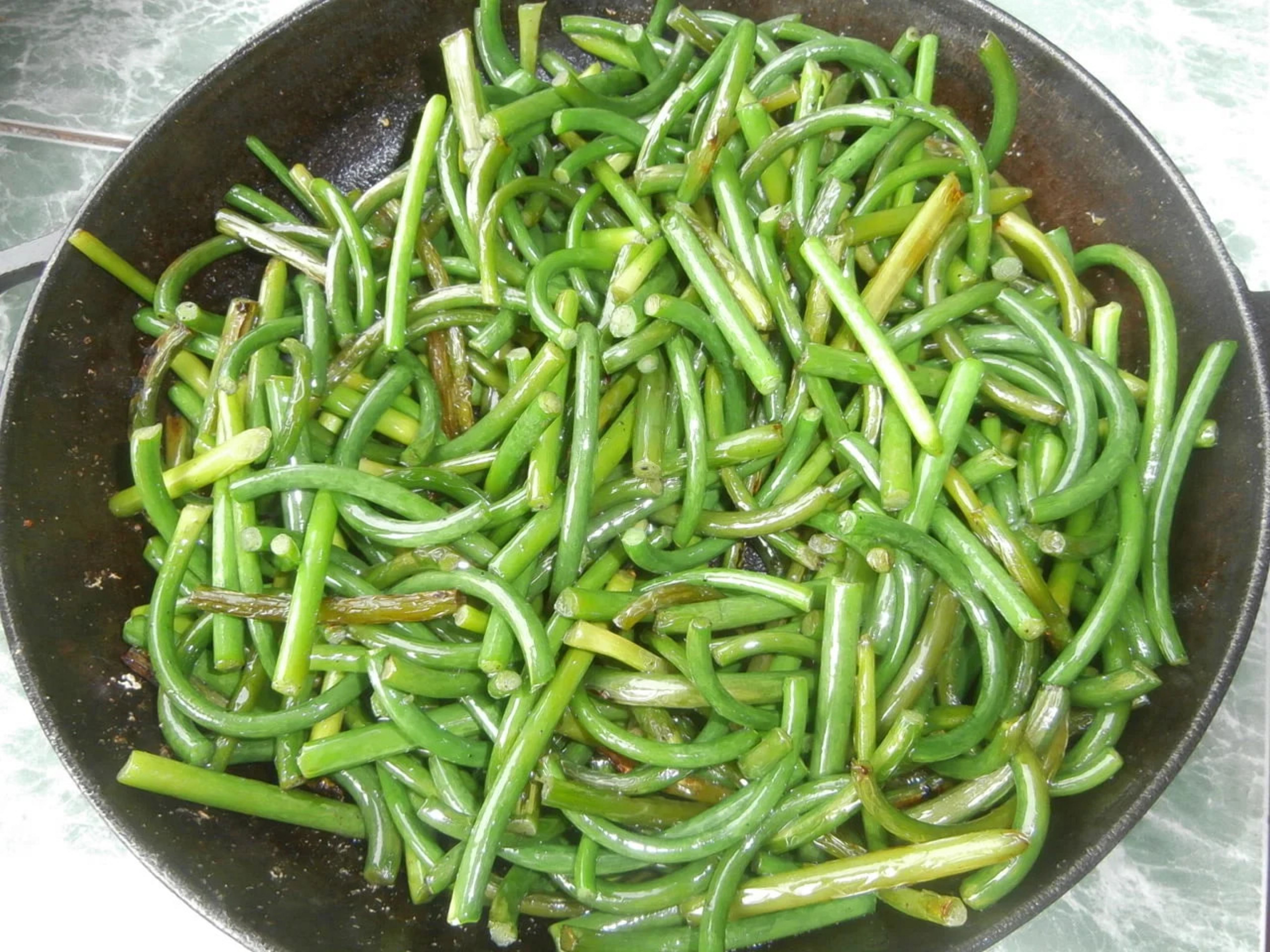 Как вкусно приготовить чесночные стрелки Как вкусно приготовить чесночные стрелки