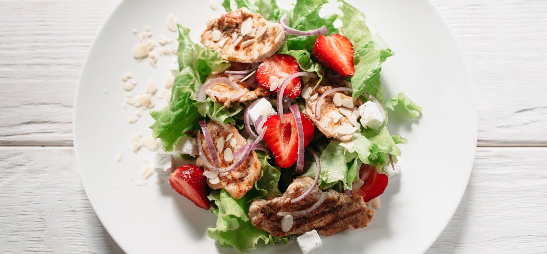 Салат с клубникой - приготовьте с курицей и сыром - пошаговый рецепт - Новости Вкусно Салат с клубникой - приготовьте с курицей и сыром - пошаговый рецепт - Новости Вкусно