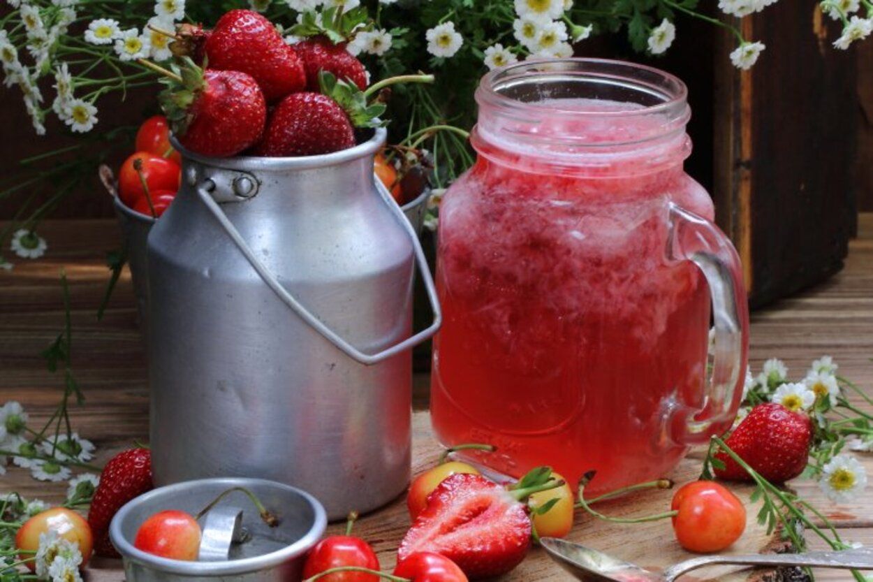 Компот из ревеня - приготовьте с клубникой - пошаговый рецепт - Новости Вкусно Компот из ревеня - приготовьте с клубникой - пошаговый рецепт - Новости Вкусно