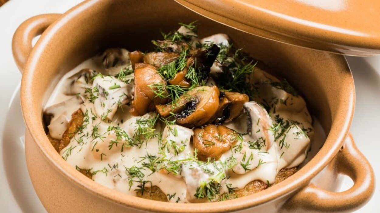 Молода картопля з грибами - приготуйте зі сметаною - покроковий рецепт - Новини Смачно