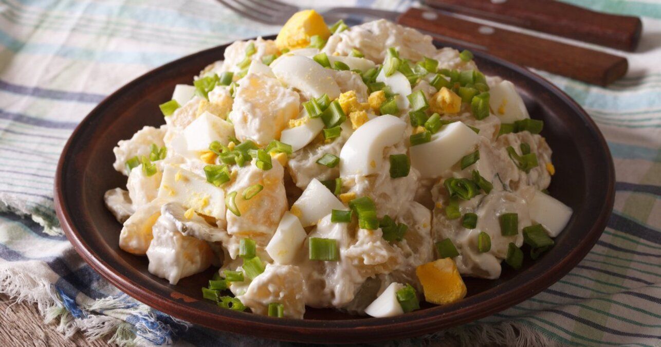 Салат из молодого картофеля - приготовьте с беконом и яйцами - пошаговый рецепт - Новости Вкусно Салат из молодого картофеля - приготовьте с беконом и яйцами - пошаговый рецепт - Новости Вкусно