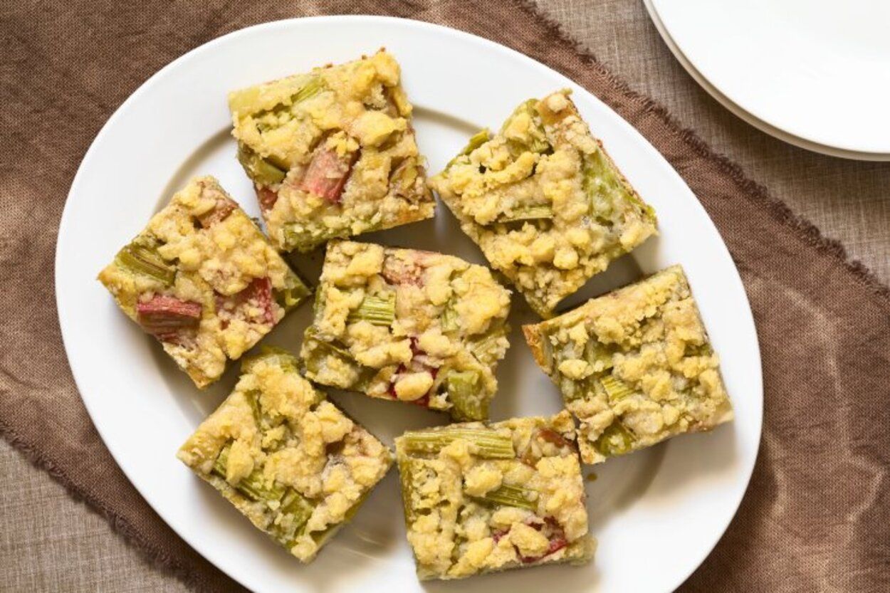 Пирог из ревеня - приготовьте с клубникой - пошаговый рецепт - Новости Вкусно Пирог из ревеня - приготовьте с клубникой - пошаговый рецепт - Новости Вкусно