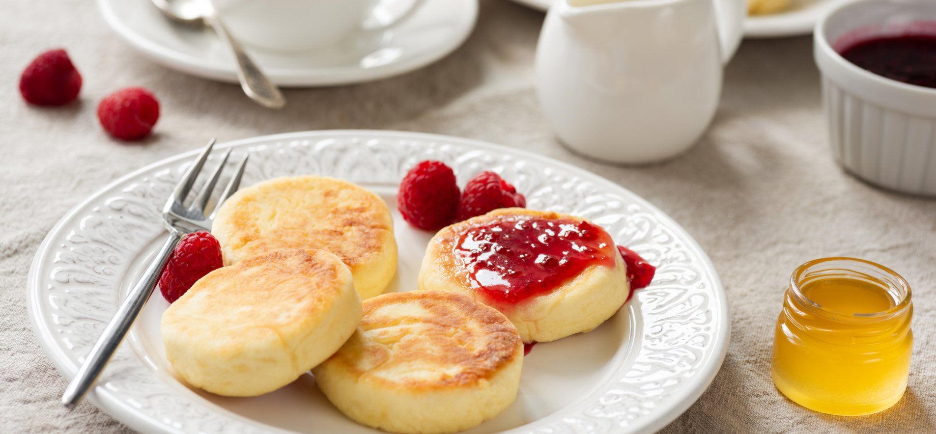 Как готовить сырники - сделайте с малиновым соусом - проверенный рецепт - Новости Вкусно Как готовить сырники - сделайте с малиновым соусом - проверенный рецепт - Новости Вкусно