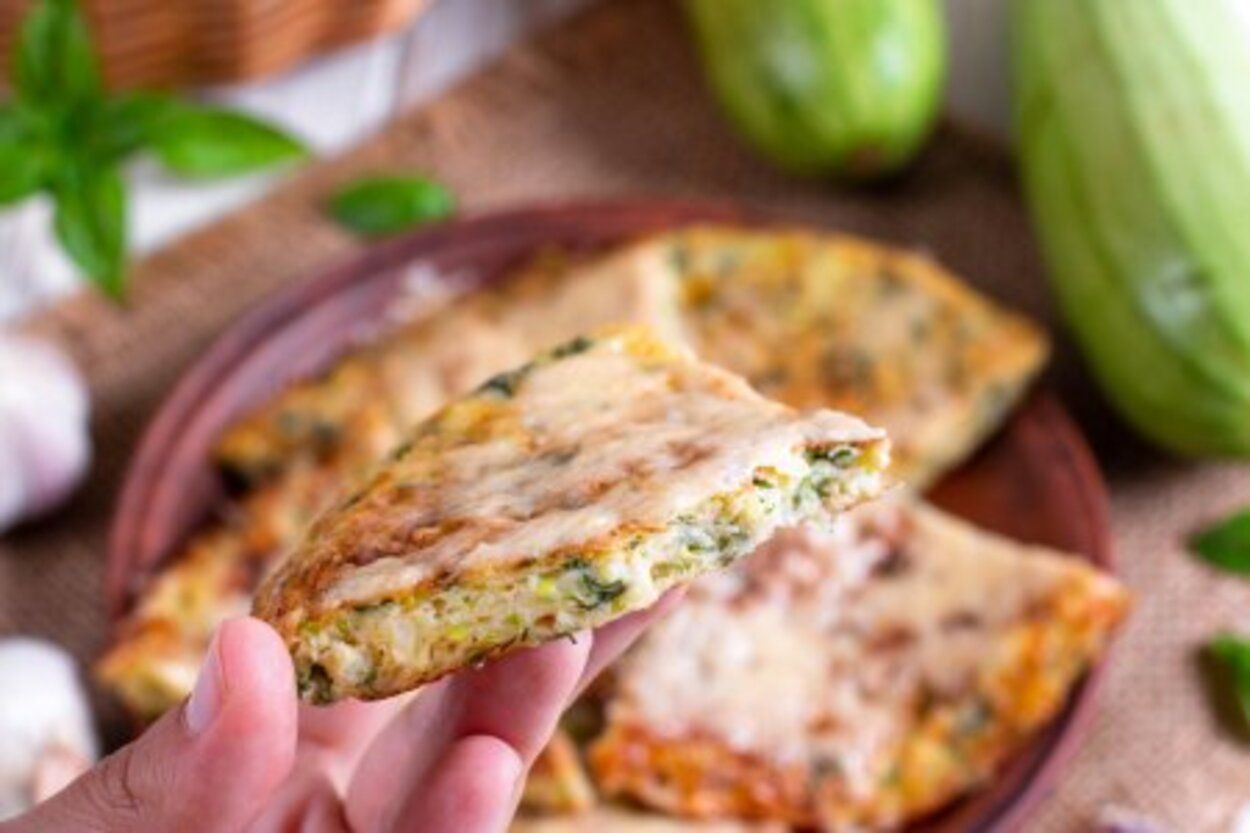 Кабачковые лепешки с курицей - приготовьте на сковороде - проверенный рецепт - Новости Вкусно Кабачковые лепешки с курицей - приготовьте на сковороде - проверенный рецепт - Новости Вкусно