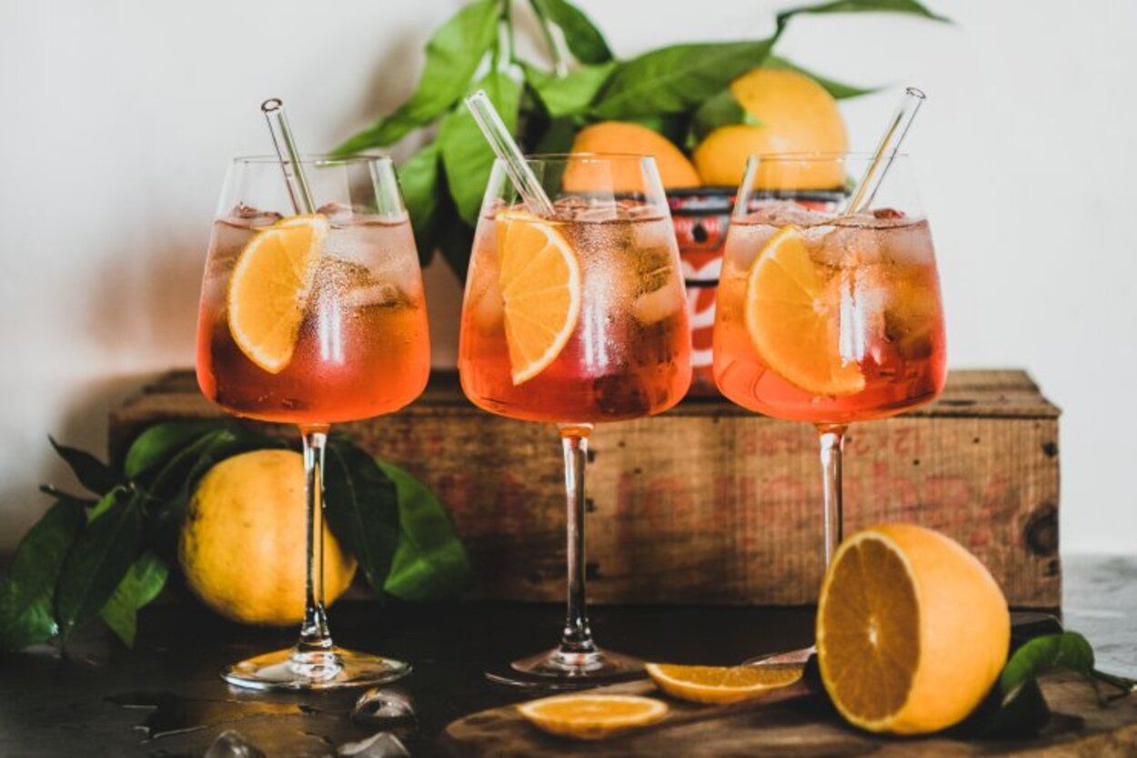 Апероль шприц - рецепт летнего коктейля - приготовьте просто и быстро - Новости Вкусно Апероль шприц - рецепт летнего коктейля - приготовьте просто и быстро - Новости Вкусно